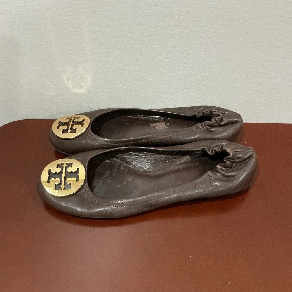 Tory Burch Ballet Shoes Womens 8.5 Reva Flats Brown Leather Gold Logo Preppy Lux